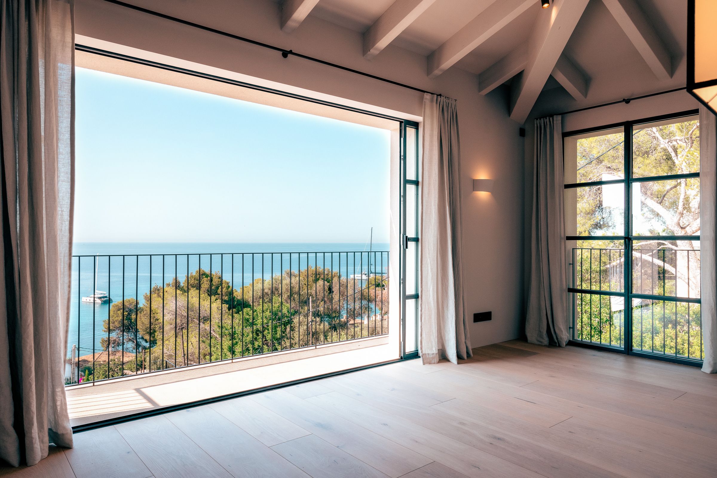 Elegant 5-Bedroom Villa in Old Bendinat with Sea Views — image 10