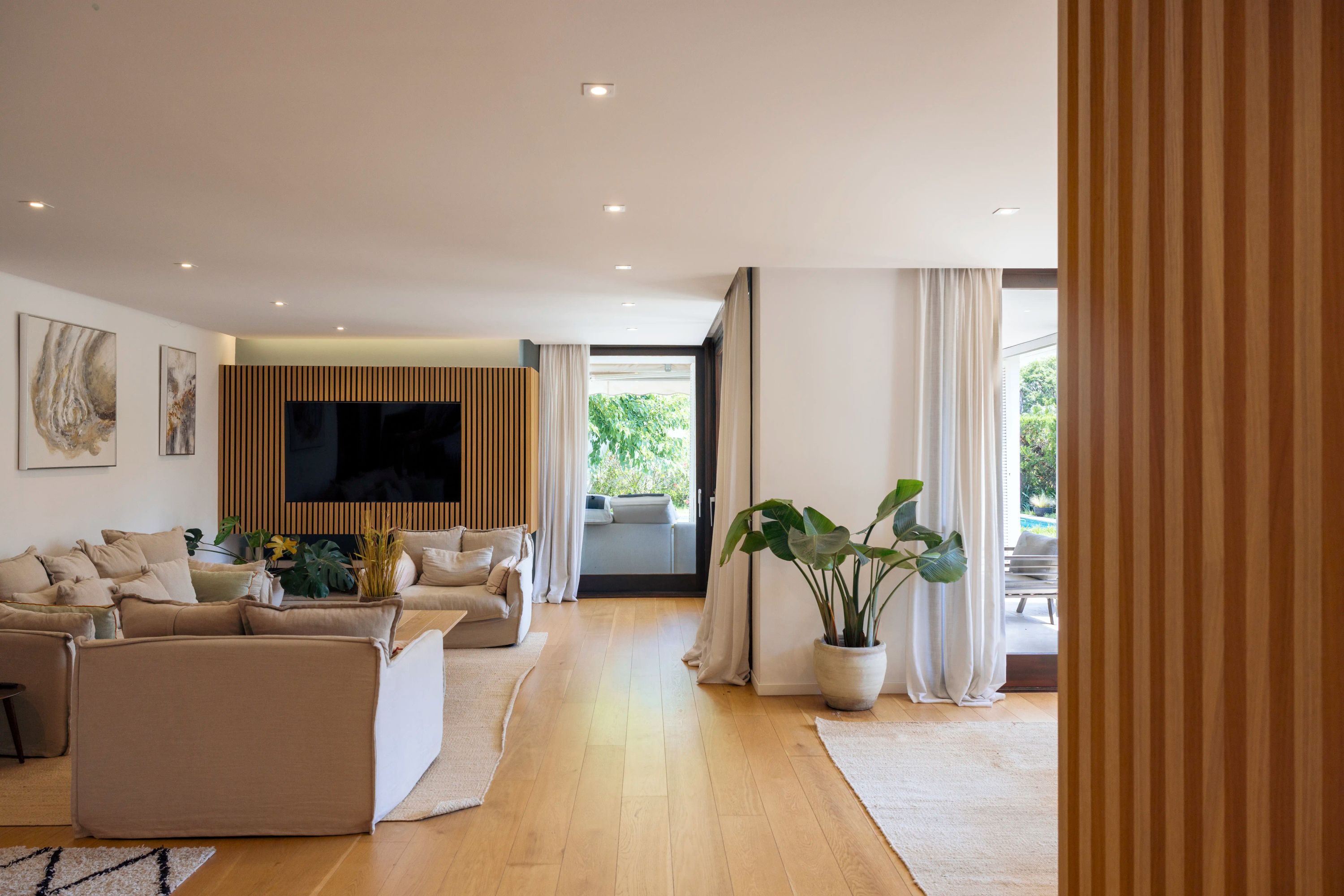Beautiful 5-Bedroom Villa in Palma with Pool and Terrace — image 3