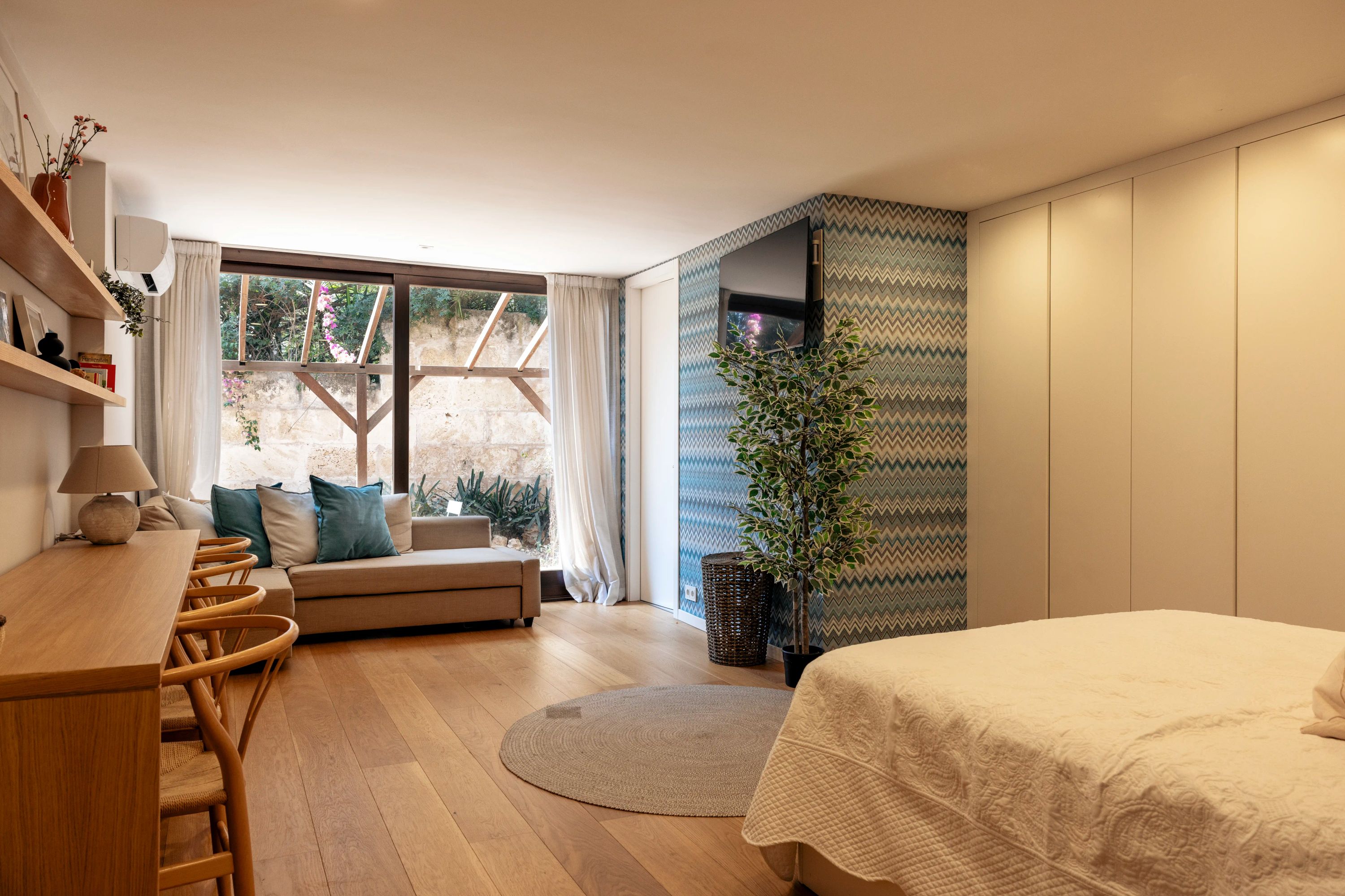 Beautiful 5-Bedroom Villa in Palma with Pool and Terrace — image 8